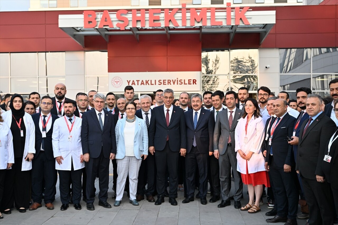 Sağlık Bakanı Kemal Memişoğlu (sol 4), Osmaniye Valiliğini ziyaret etti. Bakan Memişoğlu, burada...