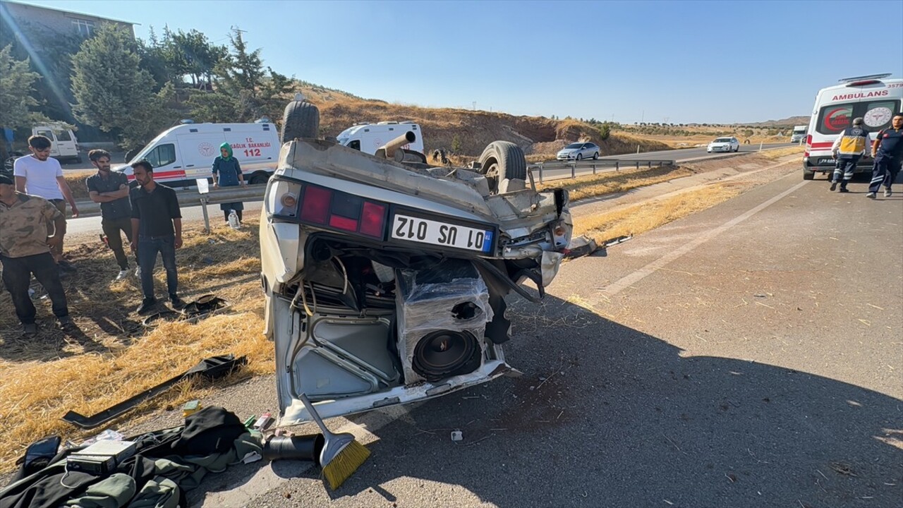 Kilis'te otomobilin devrilmesi sonucu sürücü ağır yaralandı. Kaza yerine 112 Acil Sağlık, jandarma...