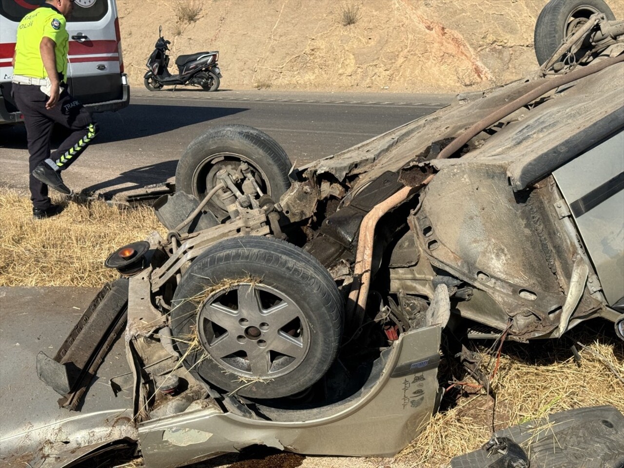 Kilis'te otomobilin devrilmesi sonucu sürücü ağır yaralandı. Kaza yerine 112 Acil Sağlık, jandarma...