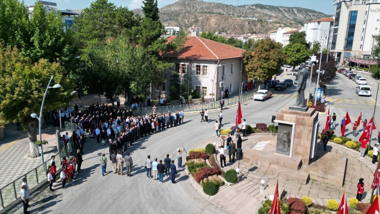 Atatürk'ün Çankırı'ya gelişinin 99. yıl dönümü dolayısıyla tören düzenlendi. Saygı duruşunda...