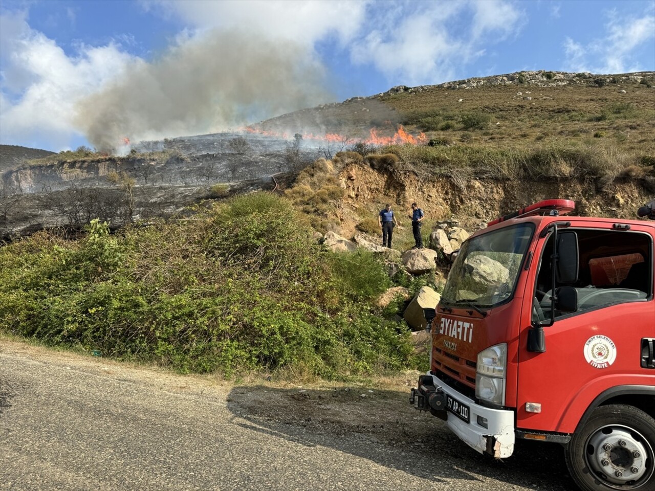 Sinop’ta çıkan örtü yangını ekiplerin müdahalesiyle söndürüldü.  