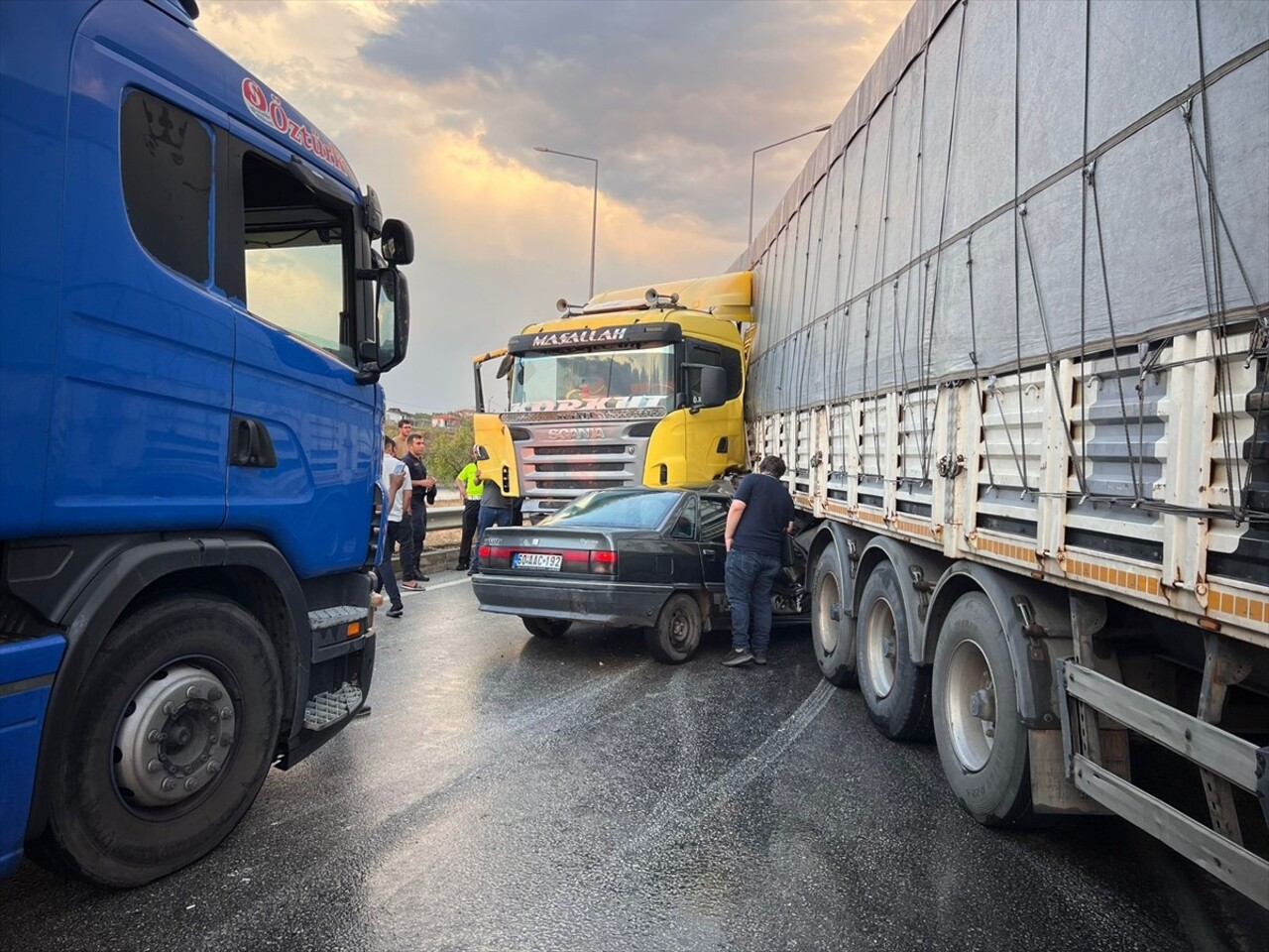 Çorum'un Sungurlu ilçesinde tırla otomobilin çarpışması sonucu 4 kişi yaralandı.