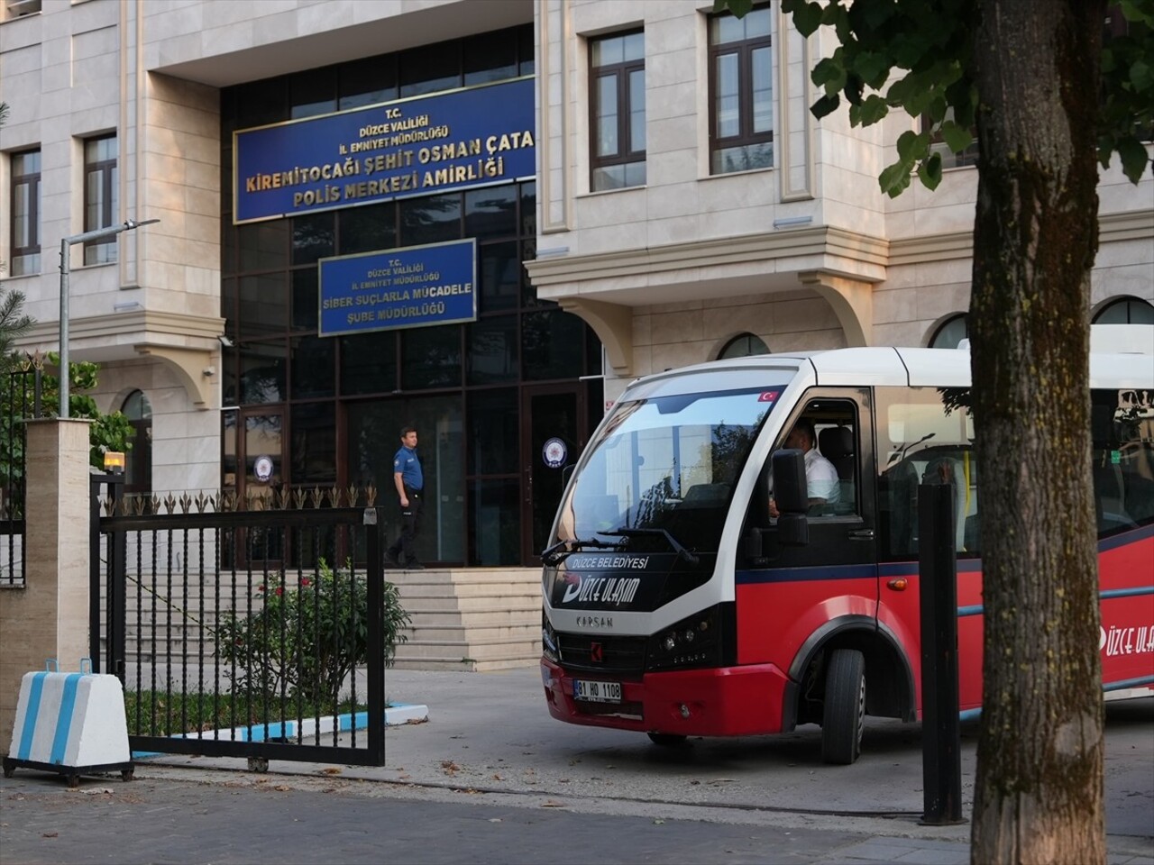 Düzce'de otobüste unutulan içi para dolu çanta, şoför tarafından sahibine teslim edildi. Bir...