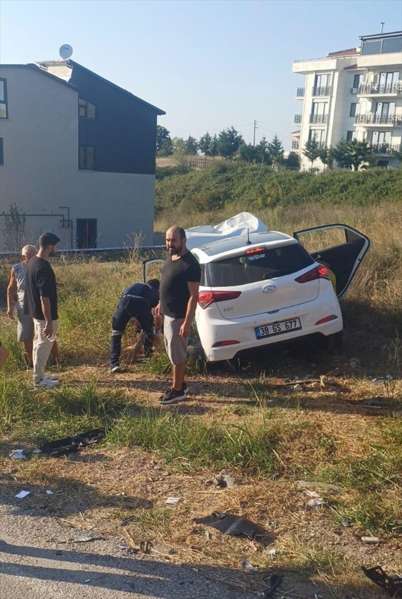 Yalova'nın Çınarcık ilçesinde taksi ile otomobilin çarpıştığı kazada yaralanan 5 kişi, hastanede...