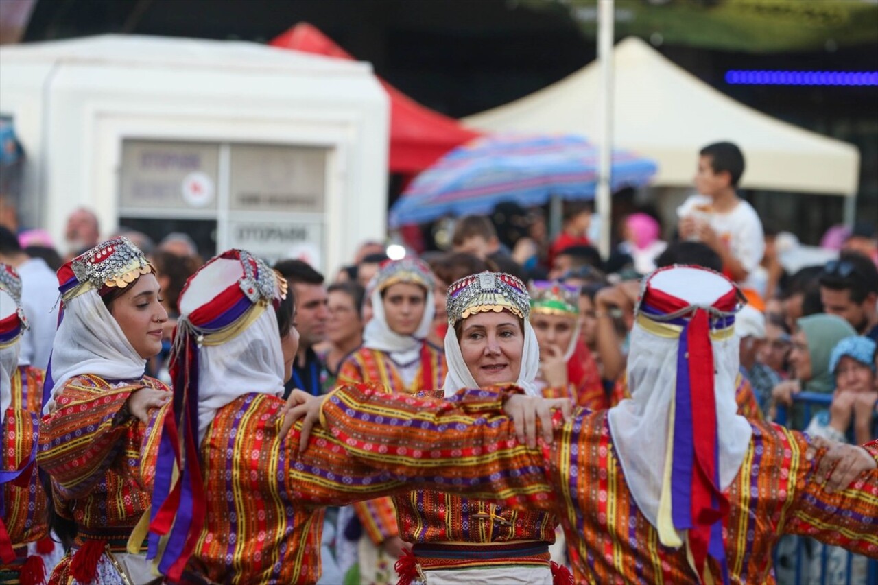 Uşak'ta, Eşme 26. Uluslararası Turistik Kilim, Kültür ve Sanat Festivali açılış töreniyle başladı....