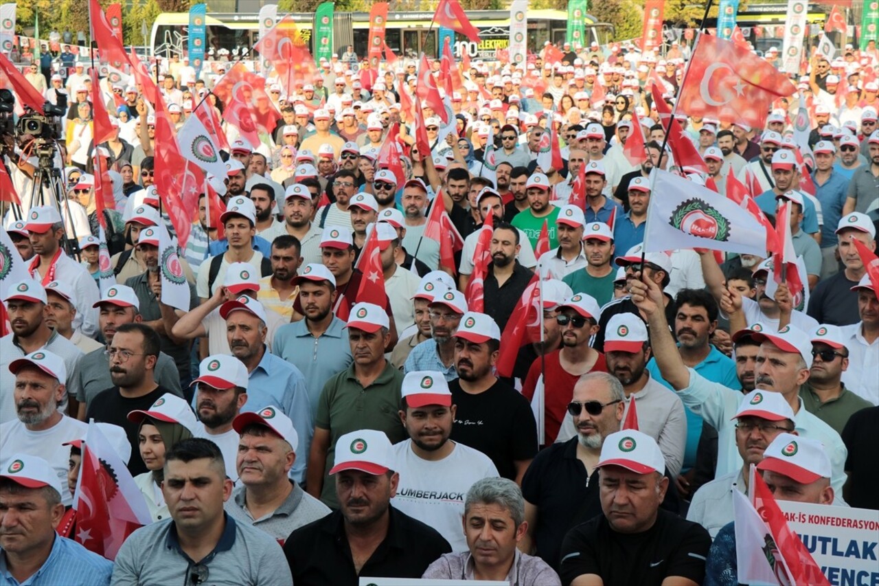 HAK-İŞ Genel Başkanı Mahmut Arslan, üyeleriyle Kayseri Organize Sanayi Bölgesi'ndeki bir alanda...