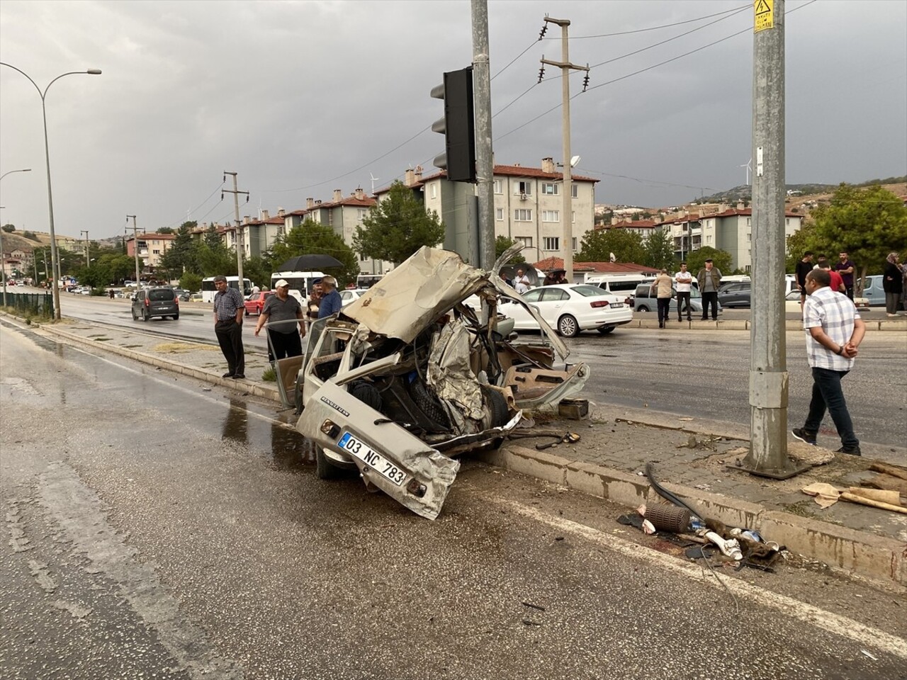 Afyonkarahisar'ın Dinar ilçesinde meydana gelen zincirleme trafik kazasında 2 kişi yaşamını...