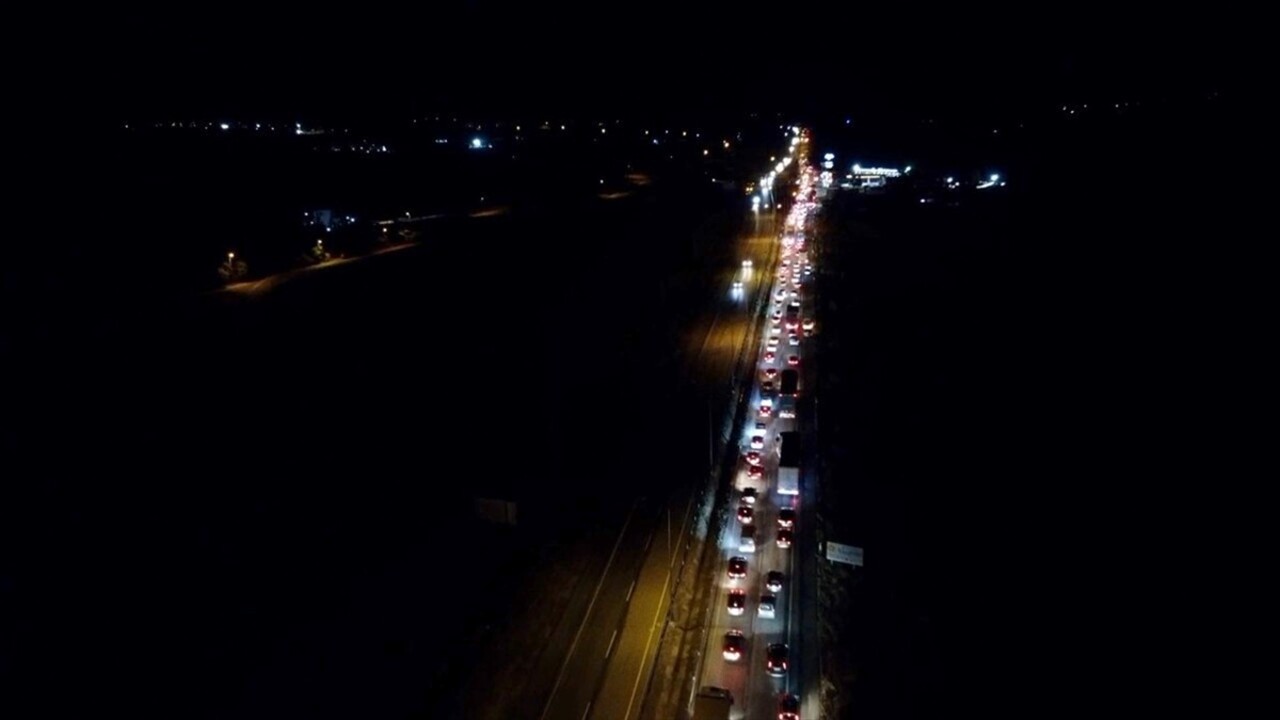 Sungurlu'da tırla otomobilin çarpışması sonucu 4 kişi yaralandı. Kaza nedeniyle Samsun-Ankara kara...