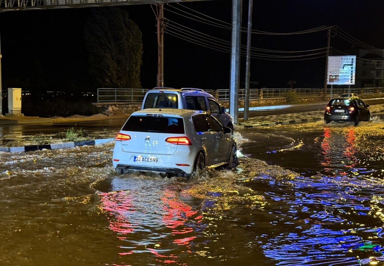 Aksaray'da sağanak sonrası su baskınları meydana geldi, dolu nedeniyle çok sayıda araç hasar...