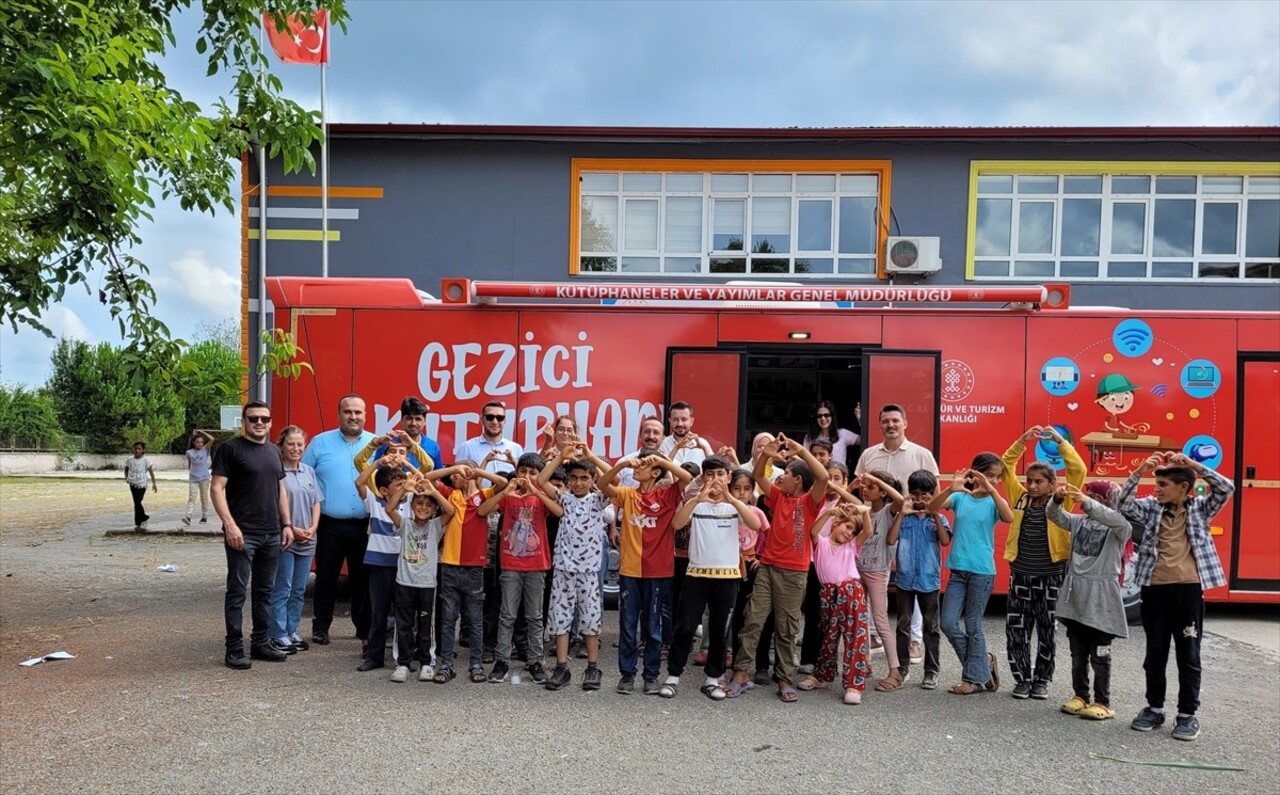 Samsun'daki Gezici Kütüphane, mevsimlik tarım işçilerinin çocuklarının kitap ve oyunlara...