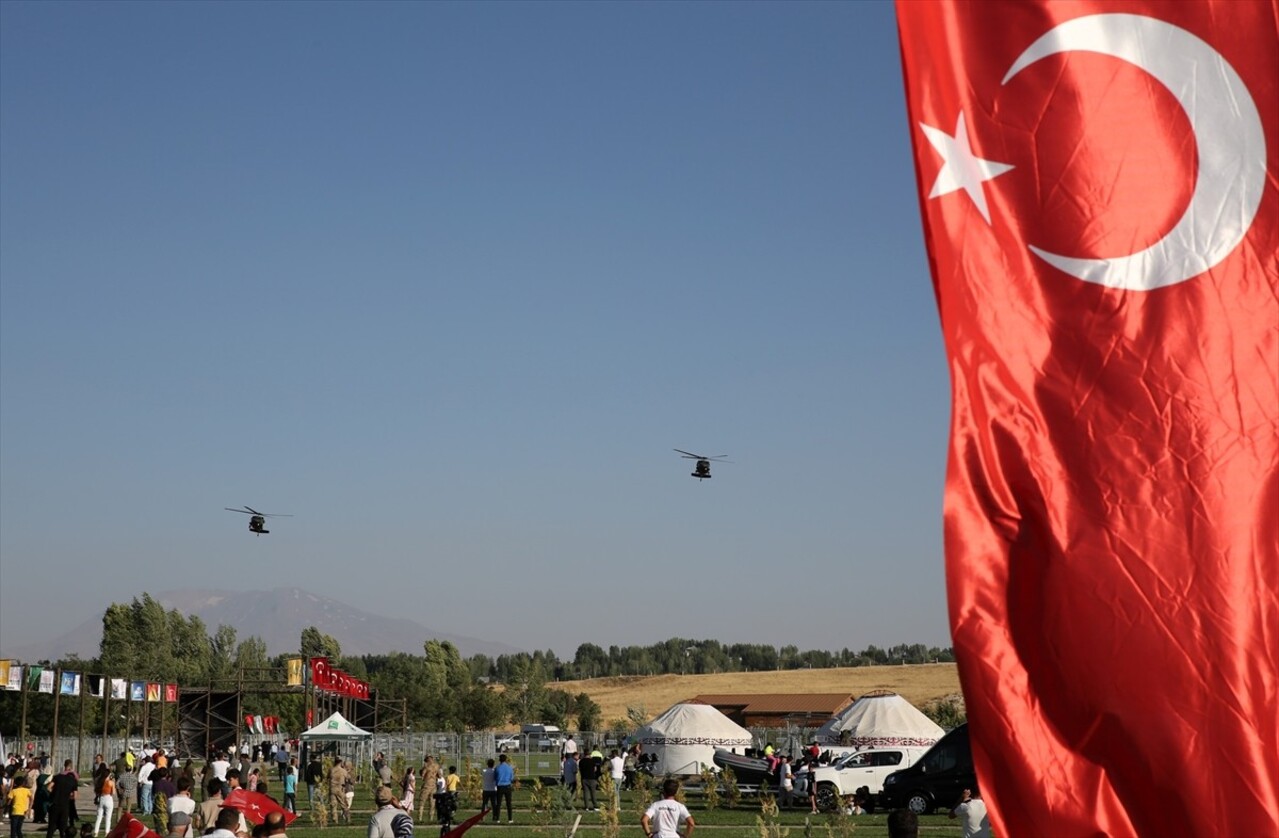 Muş'un Malazgirt ilçesinde düzenlenen Malazgirt Zaferi'nin 953. yıl dönümü kutlamaları renkli...