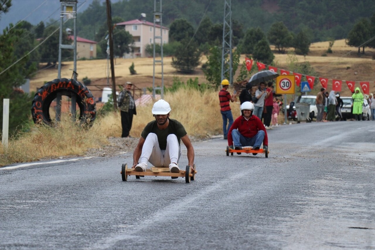 Adana'nın Pozantı ilçesinde bu yıl 5. kez düzenlenen "Tahta Ralli Araba Yarışları"nda...