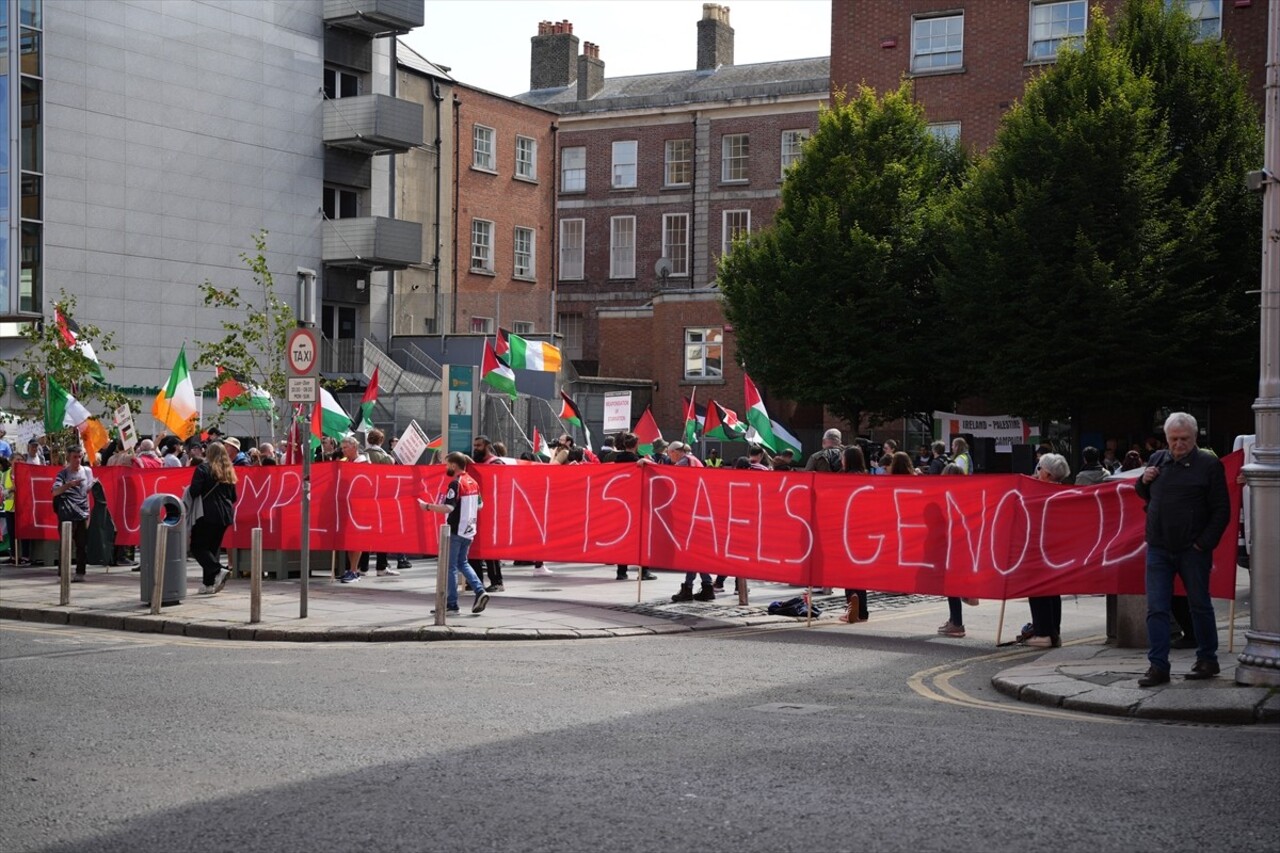 İrlanda'nın başkenti Dublin'de göstericiler, ABD'nin Gazze saldırılarını sürdüren İsrail'e destek...