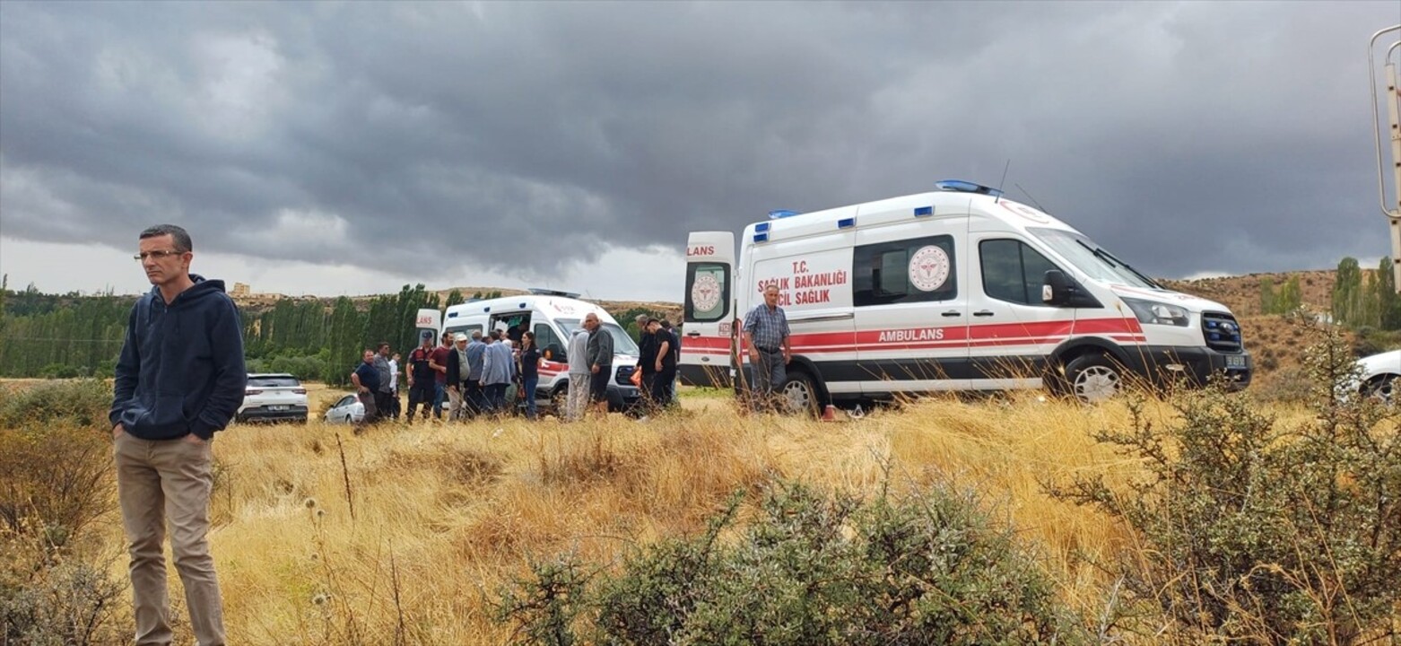 Sivas'ın Gemerek ilçesinde midibüsün devrilmesi sonucu 16 kişi yaralandı. İhbar üzerine kaza...