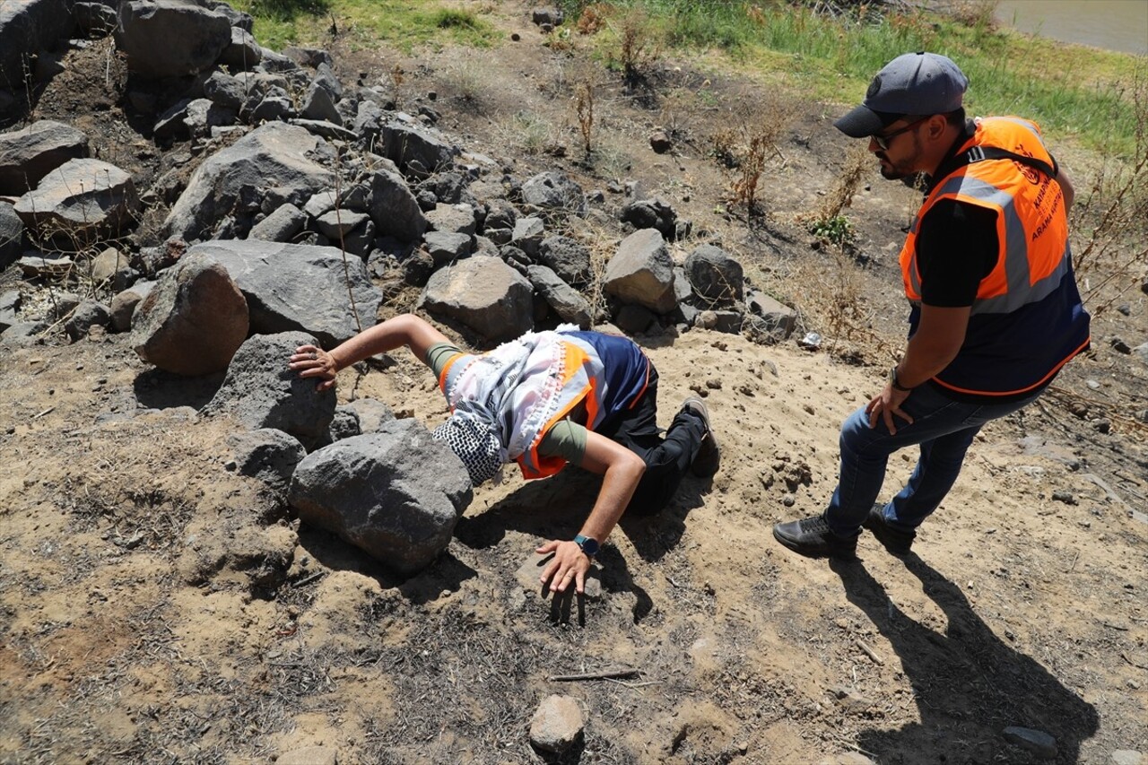 Diyarbakır'ın merkez Bağlar ilçesinde kaybolan 8 yaşındaki Narin Güran'ı arama çalışmaları havadan...