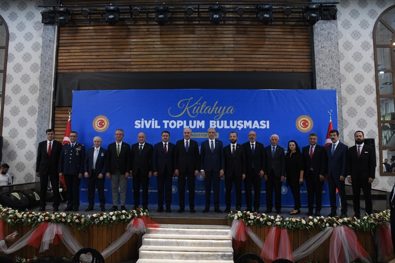 TBMM Başkanı Numan Kurtulmuş, Kütahya'daki bir düğün salonunda sivil toplum kuruluşlarının...