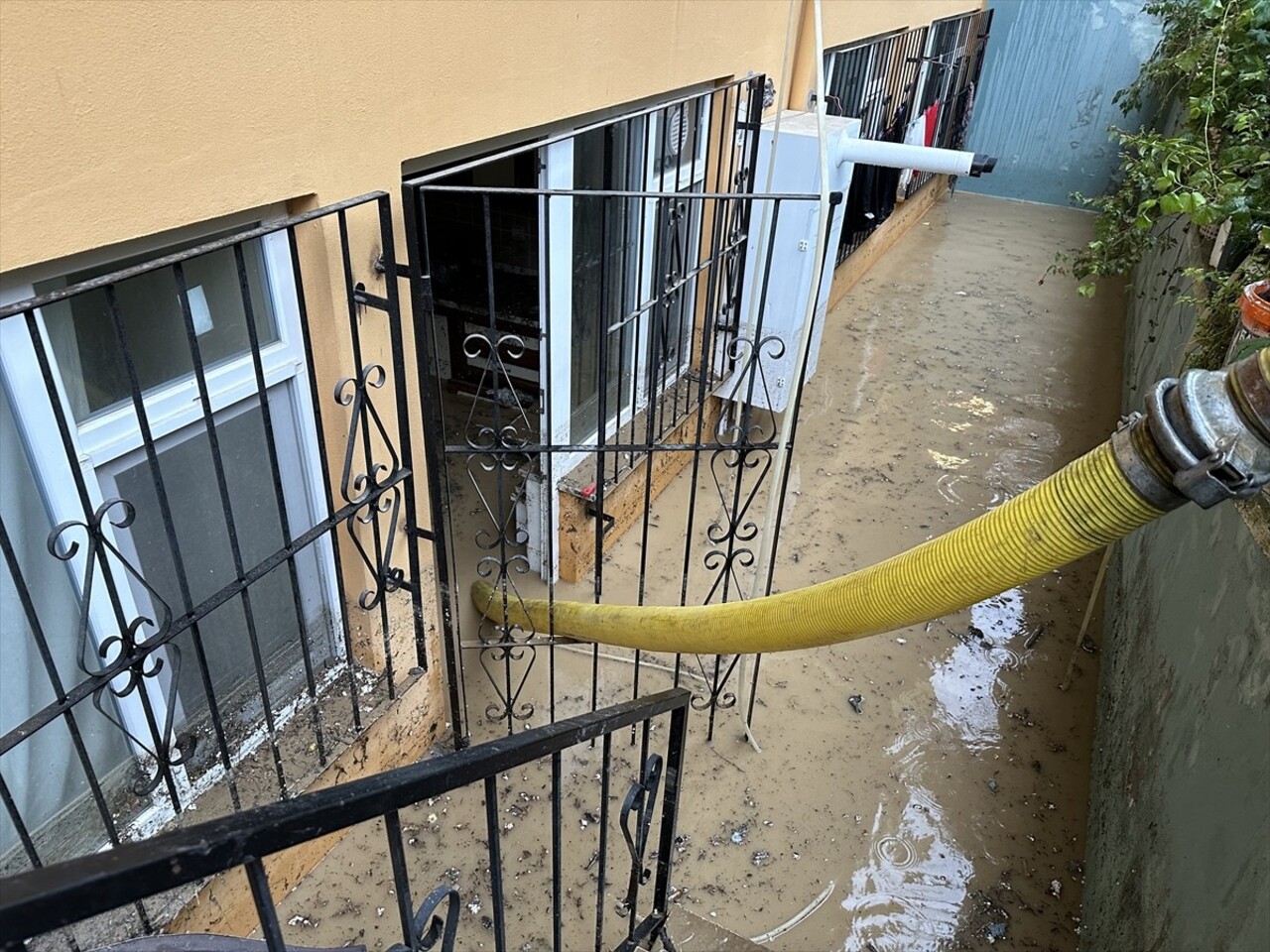 Sinop’un Gerze ilçesinde, sağanak nedeniyle bazı ev ve iş yerlerini su bastı, yol güzergahlarında...