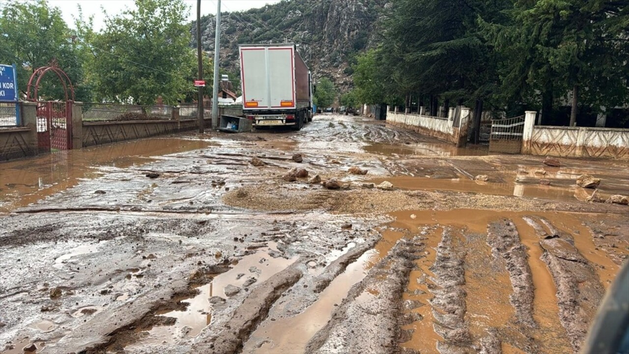 Antalya'nın Elmalı ilçesinde etkili olan sağanak yaşamı olumsuz etkiledi. Yuva Mahallesi'nde...