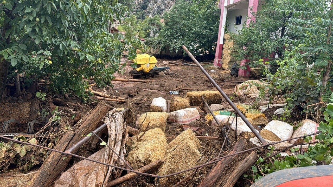 Antalya'nın Elmalı ilçesinde etkili olan sağanak yaşamı olumsuz etkiledi. Yuva Mahallesi'nde...