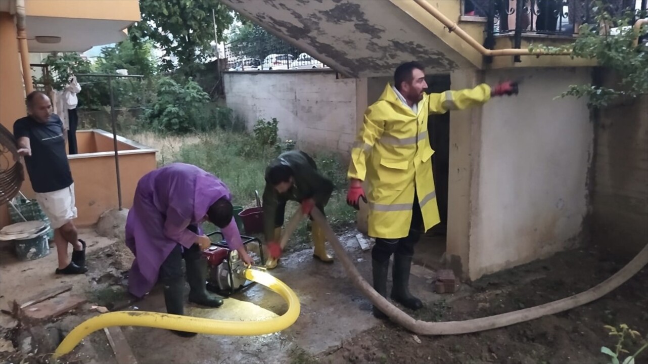 Sinop’un Gerze ilçesinde, sağanak nedeniyle bazı ev ve iş yerlerini su bastı, yol güzergahlarında...