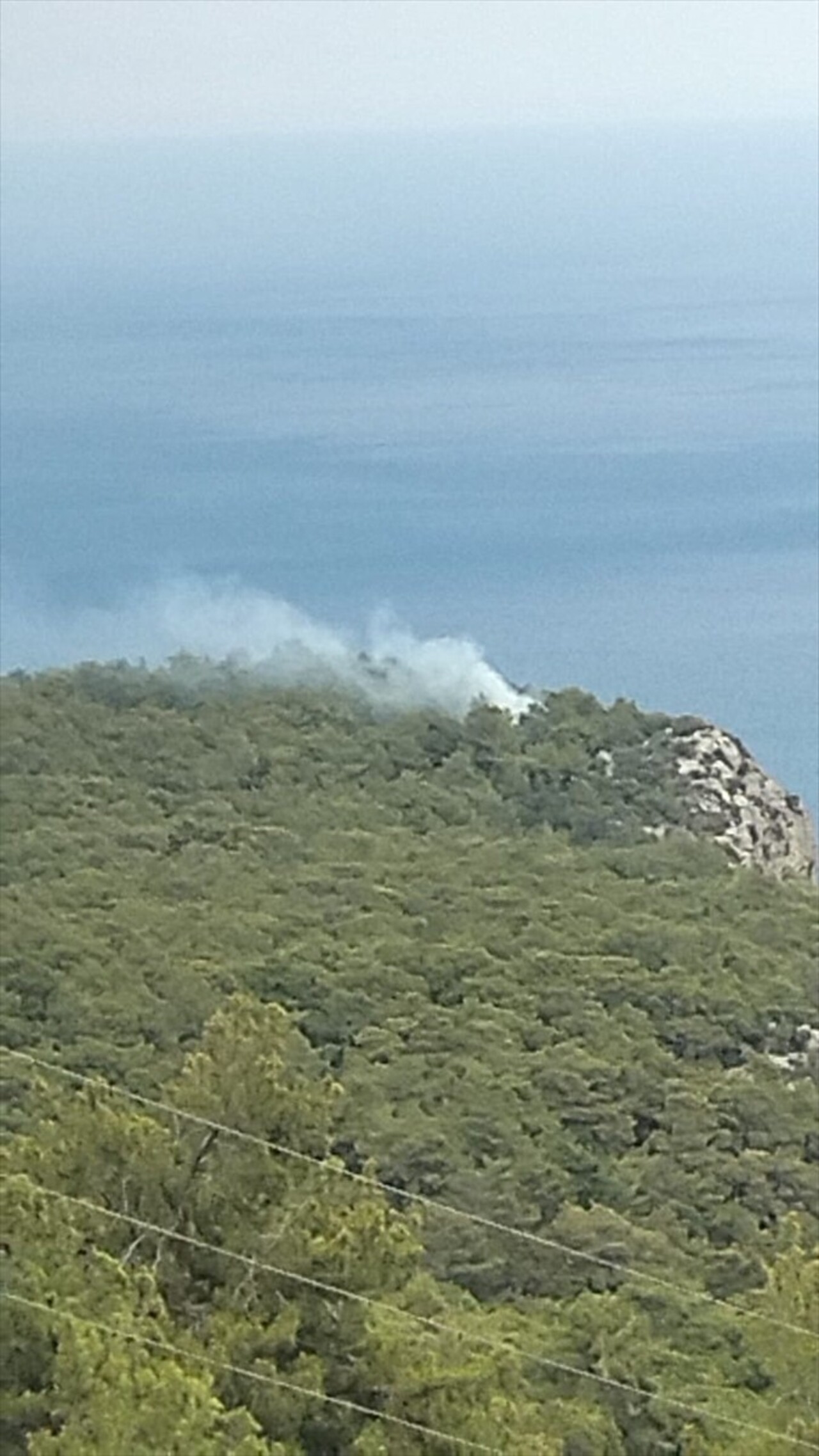 Antalya'nın Kemer ilçesinde, yıldırım düşmesi sonucu iki noktada birden çıkan orman yangınları...