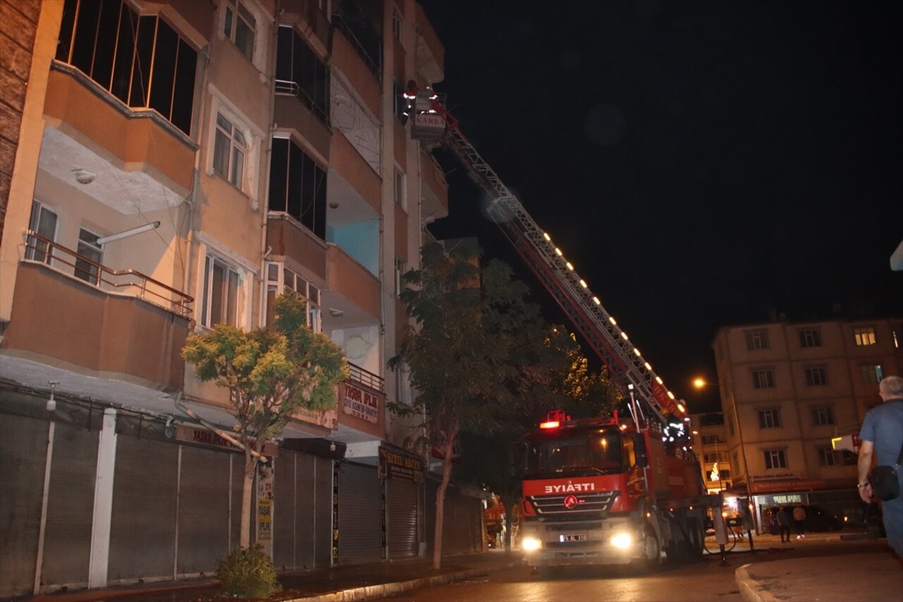 Iğdır'da 5 katlı binada çıkan yangın, çevre binalara sıçramadan itfaiye ekiplerinin müdahalesiyle...