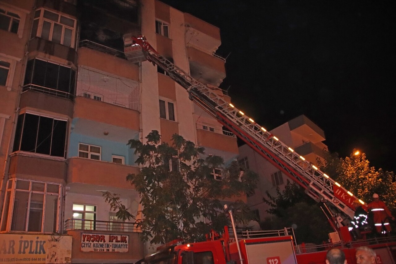 Iğdır'da 5 katlı binada çıkan yangın, çevre binalara sıçramadan itfaiye ekiplerinin müdahalesiyle...