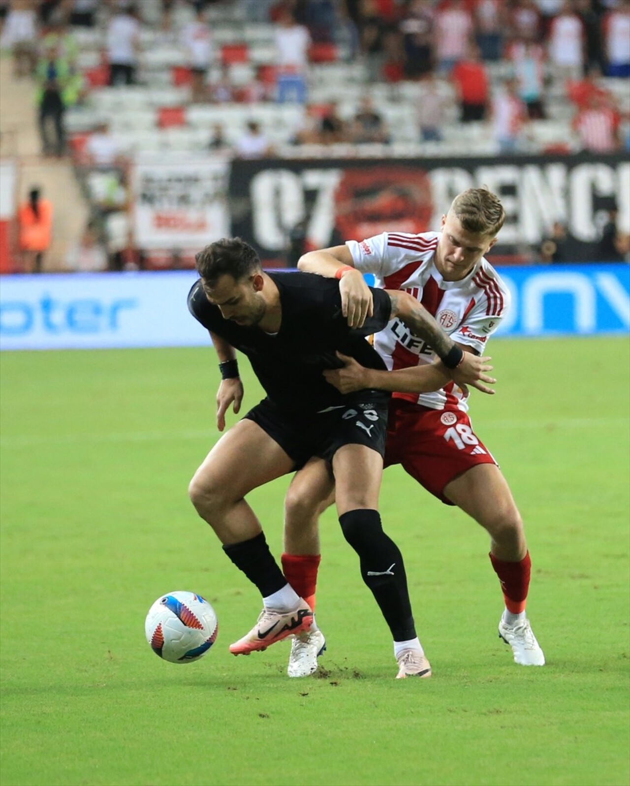 Trendyol Süper Lig'in 3. haftasında Antalyaspor ile Atakaş Hatayspor takımları Corendon Airlines...