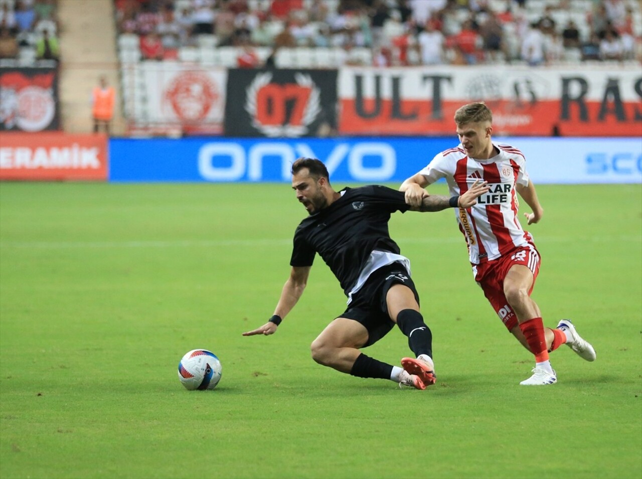 Trendyol Süper Lig'in 3. haftasında Antalyaspor ile Atakaş Hatayspor takımları Corendon Airlines...