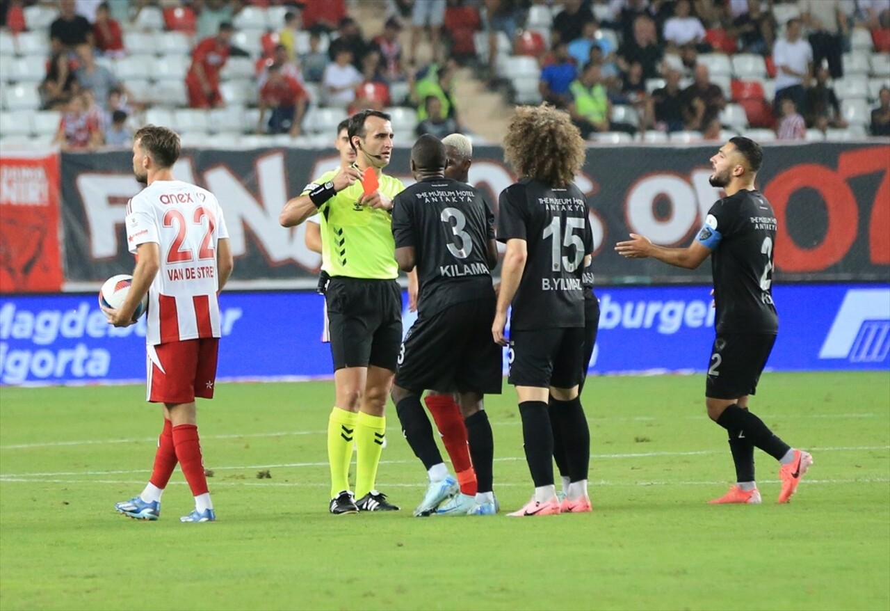 Trendyol Süper Lig'in 3. haftasında Antalyaspor ile Atakaş Hatayspor takımları Corendon Airlines...