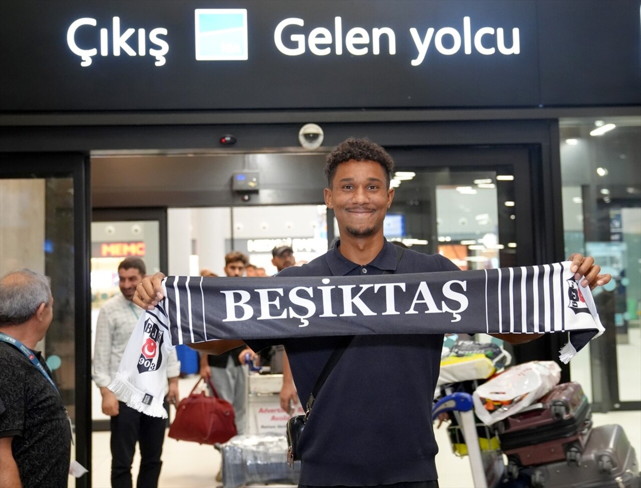 Beşiktaş'ın kadrosuna katmayı planladığı Alman futbolcu Felix Uduokhai, siyah-beyazlı kulüple...