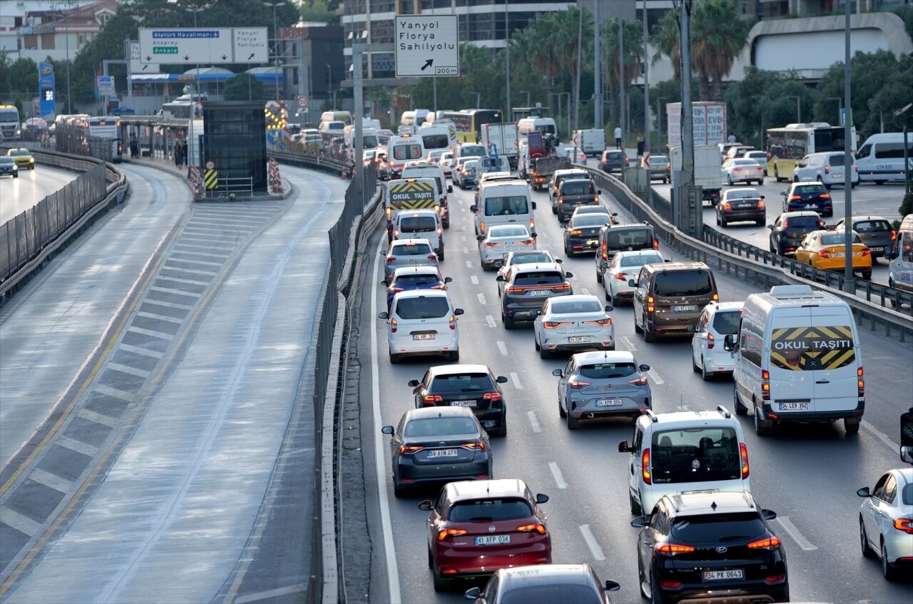 İstanbul Büyükşehir Belediyesi (İBB) ekiplerince metrobüs hattında süren "Beyaz Yol" çalışması...