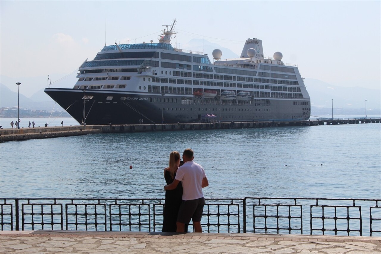 Malta bayraklı "Azamara Journey" adlı kruvaziyer, Antalya'nın Alanya ilçesine geldi.