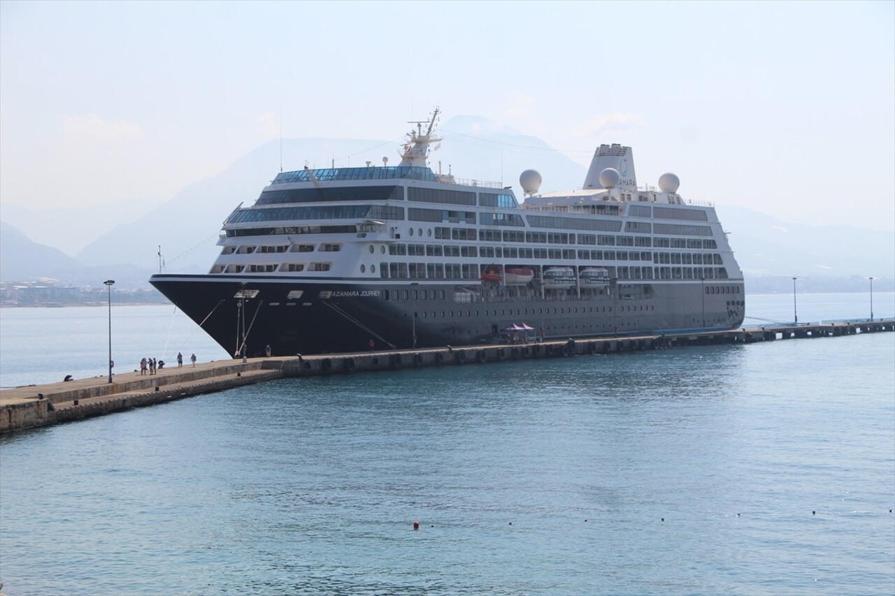 Malta bayraklı "Azamara Journey" adlı kruvaziyer, Antalya'nın Alanya ilçesine geldi.