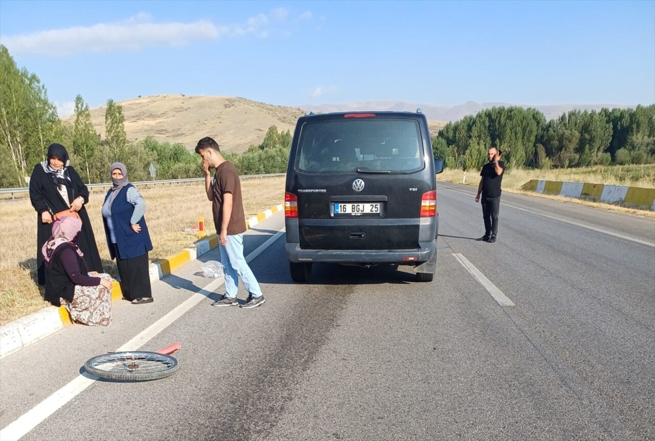 Erzincan'da minibüsün çarptığı 76 yaşındaki bisiklet sürücüsü hayatını kaybetti.