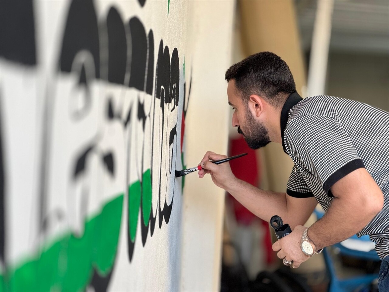 Batman'da yaşayan grafiti sanatçısı Osman Öztürk, İsrail'in Gazze'ye yönelik saldırılarına tepki...