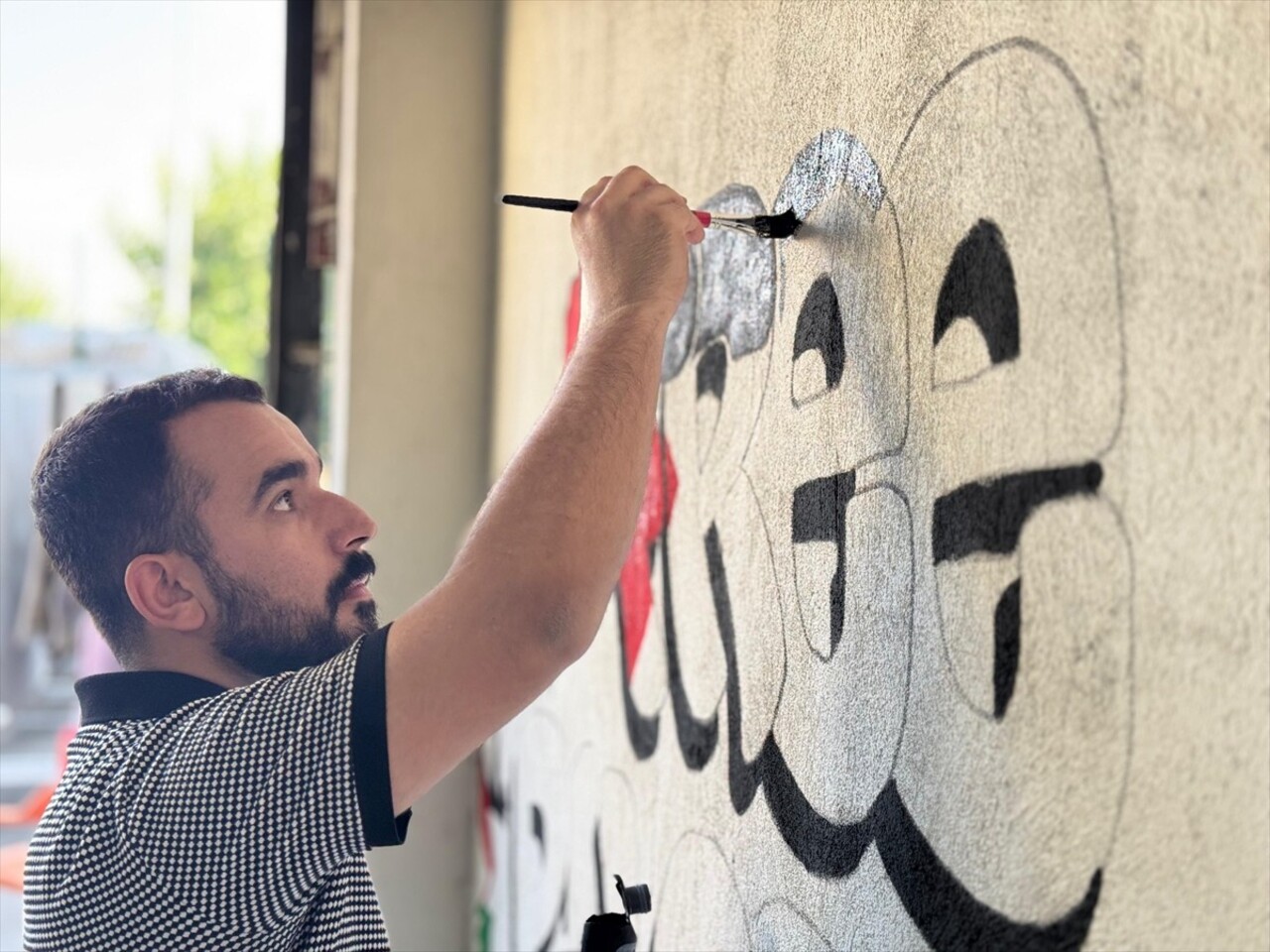 Batman'da yaşayan grafiti sanatçısı Osman Öztürk, İsrail'in Gazze'ye yönelik saldırılarına tepki...