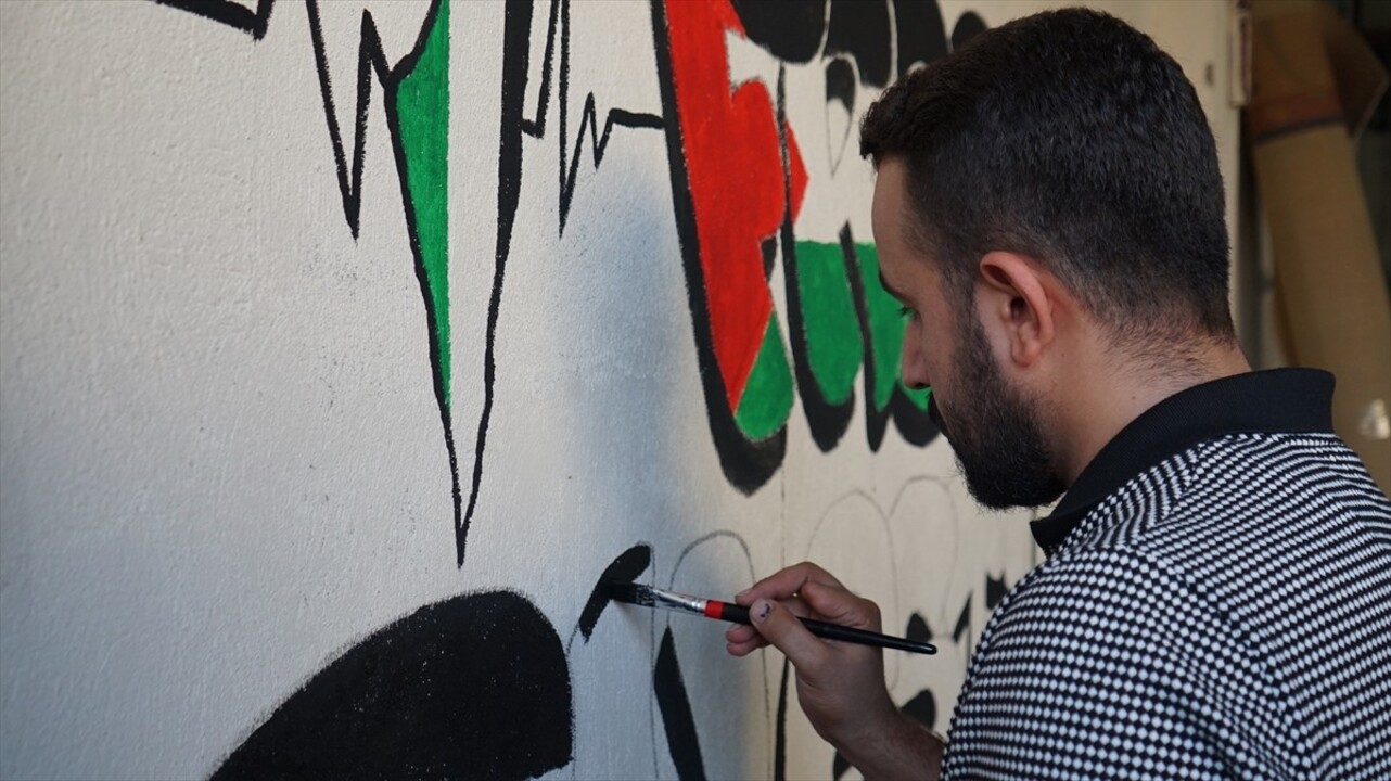 Batman'da yaşayan grafiti sanatçısı Osman Öztürk, İsrail'in Gazze'ye yönelik saldırılarına tepki...