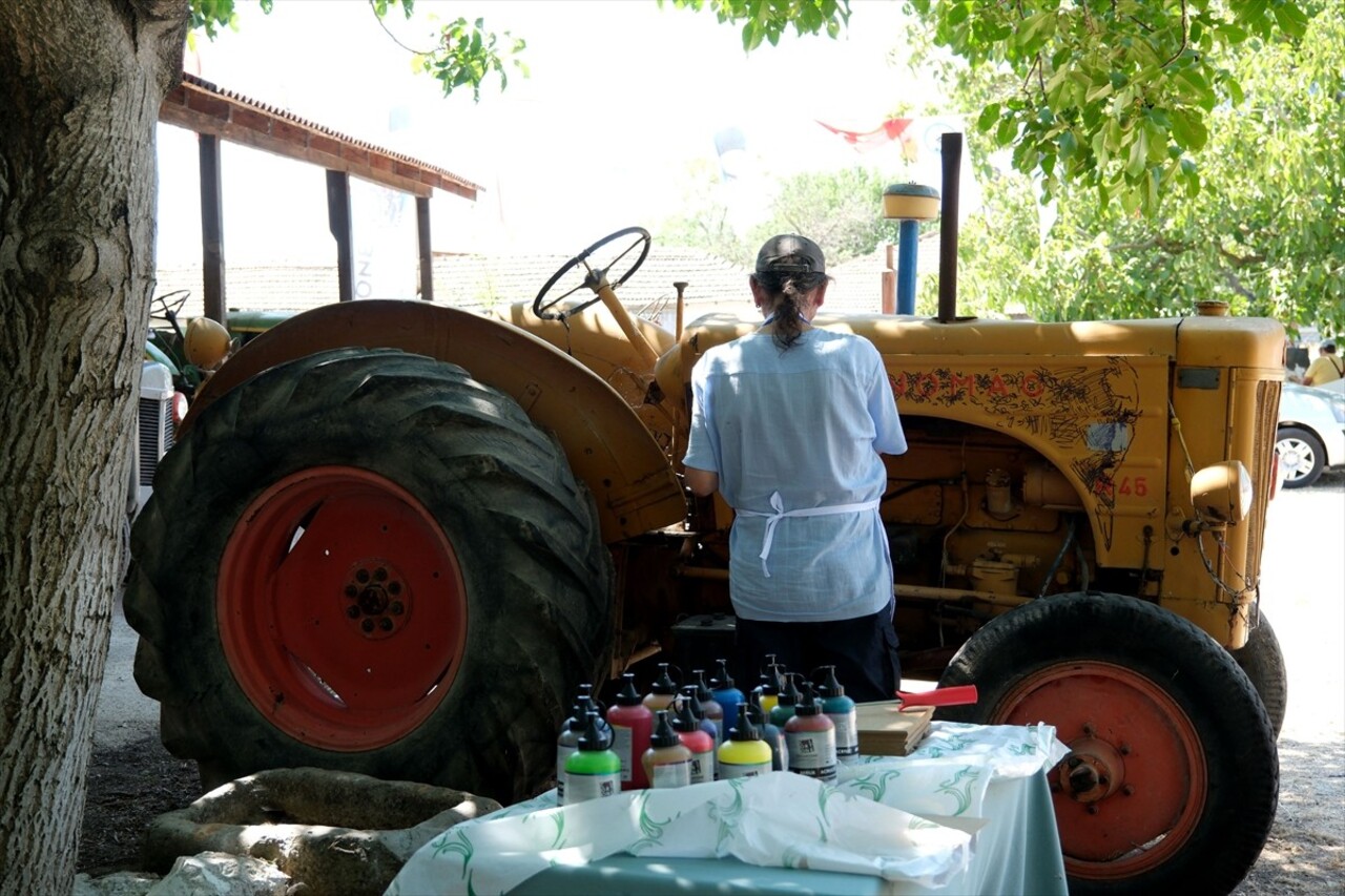 Kırklareli'nin Lüleburgaz ilçesinde asırlık 4 traktöre 32 ressam tarafından çeşitli resimler...