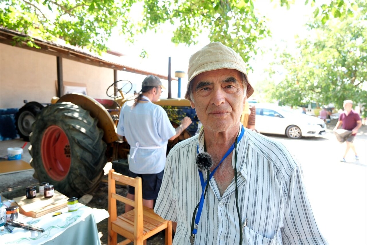 Kırklareli'nin Lüleburgaz ilçesinde asırlık 4 traktöre 32 ressam tarafından çeşitli resimler...