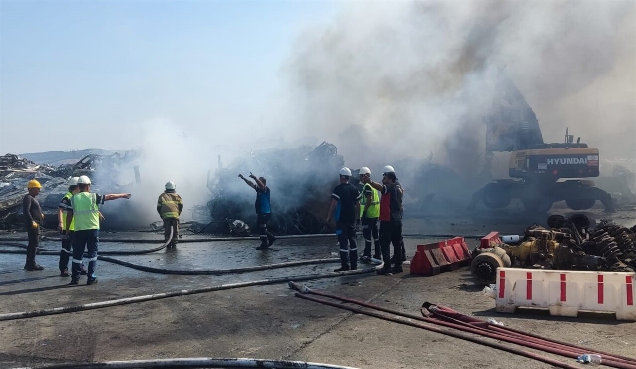 İzmir'in Aliağa ilçesinde hurda depolama alanında çıkan yangına müdahale ediliyor.