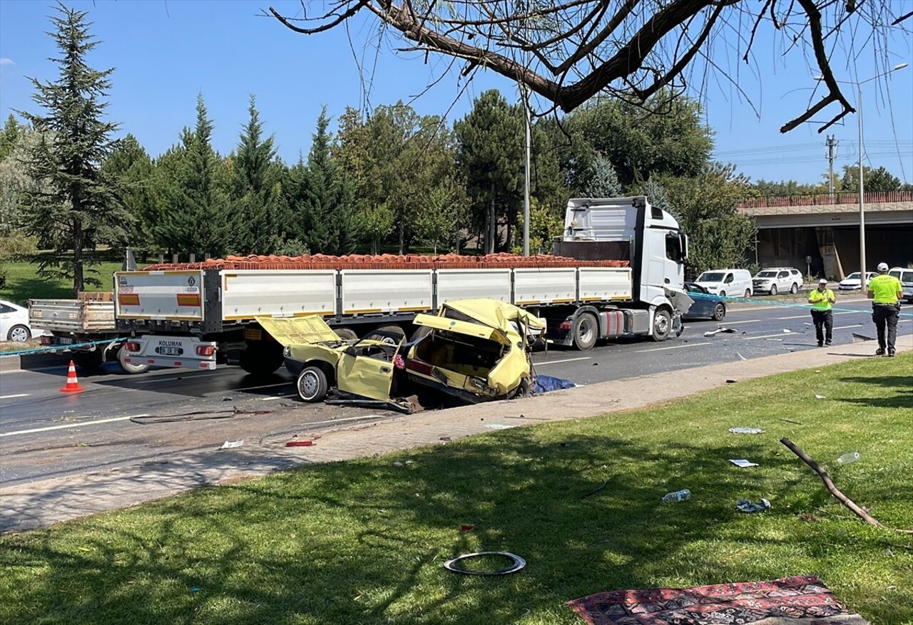 Eskişehir'de otomobilin karşı şeride geçerek tır ve otomobille çarpışması sonucu bir kişi yaşamını...