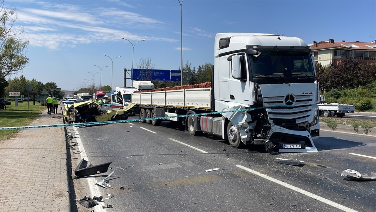 Eskişehir'de otomobilin karşı şeride geçerek tır ve otomobille çarpışması sonucu bir kişi yaşamını...