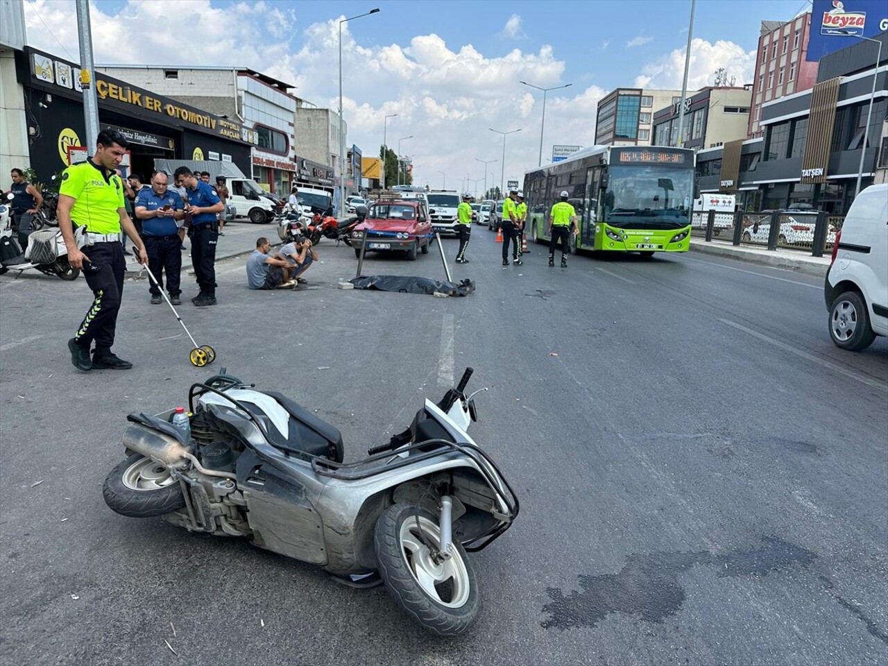 Adana'nın merkez Seyhan ilçesinde, tır ile çarpışan motosikletteki kadın hayatını kaybetti. Olay...