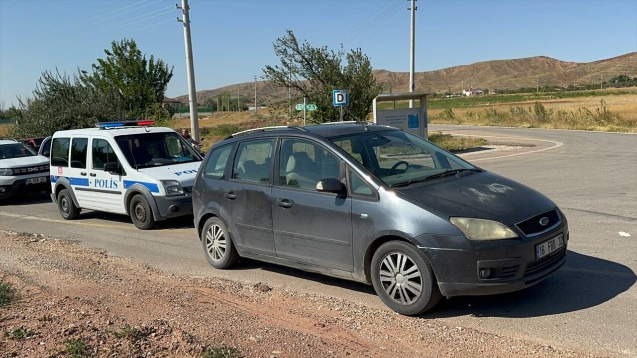 Aksaray'ın Laleli Mahallesi'nde, aracında silahlı saldırıya uğrayan sürücü yaralandı. Olay yerine...