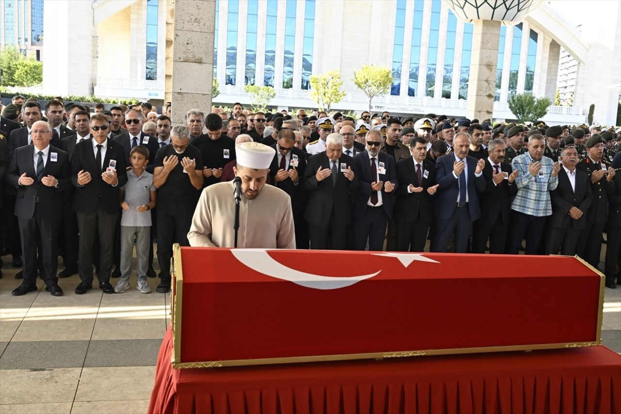 Eski Jandarma Genel Komutanı emekli Orgeneral Galip Mendi, Ankara'da düzenlenen törenle son...