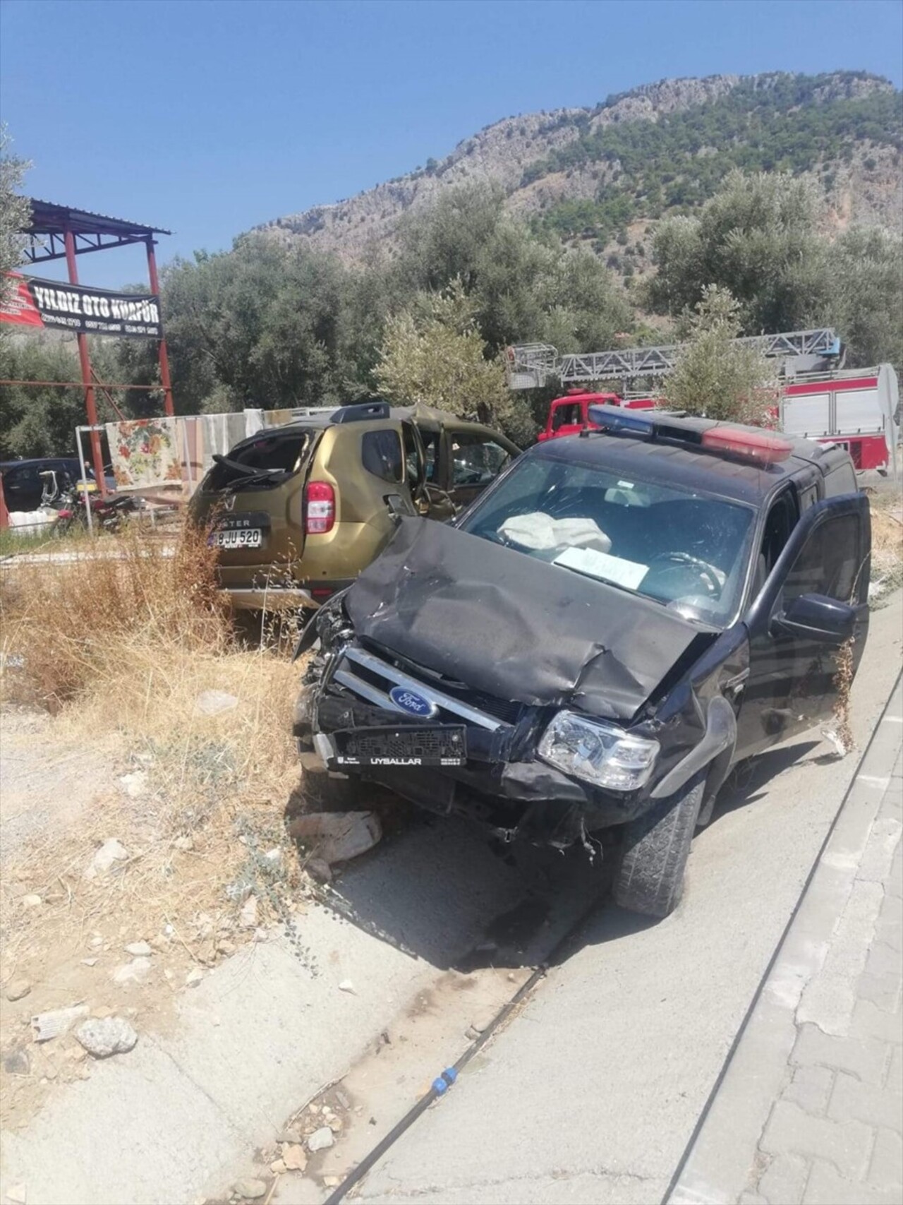 Muğla'nın Fethiye ilçesinde kamyonetle otomobilin çarpışması sonucu 1 kişi hayatını...