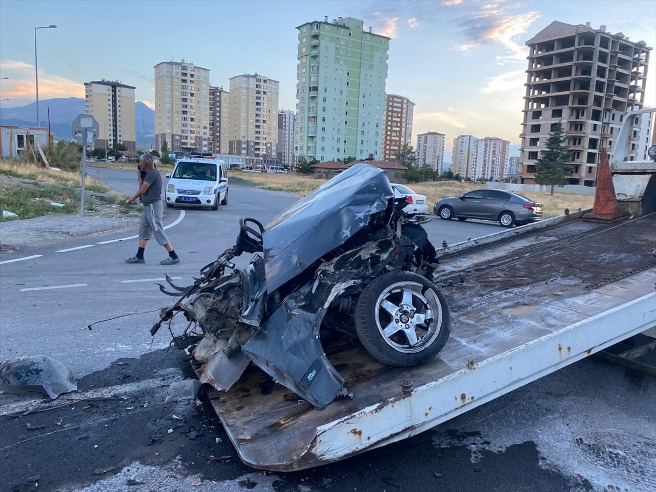 Kayseri'nin merkez Melikgazi ilçesinde 2 otomobilin çarpışması sonucu 3 kişi yaralandı, araçlardan...