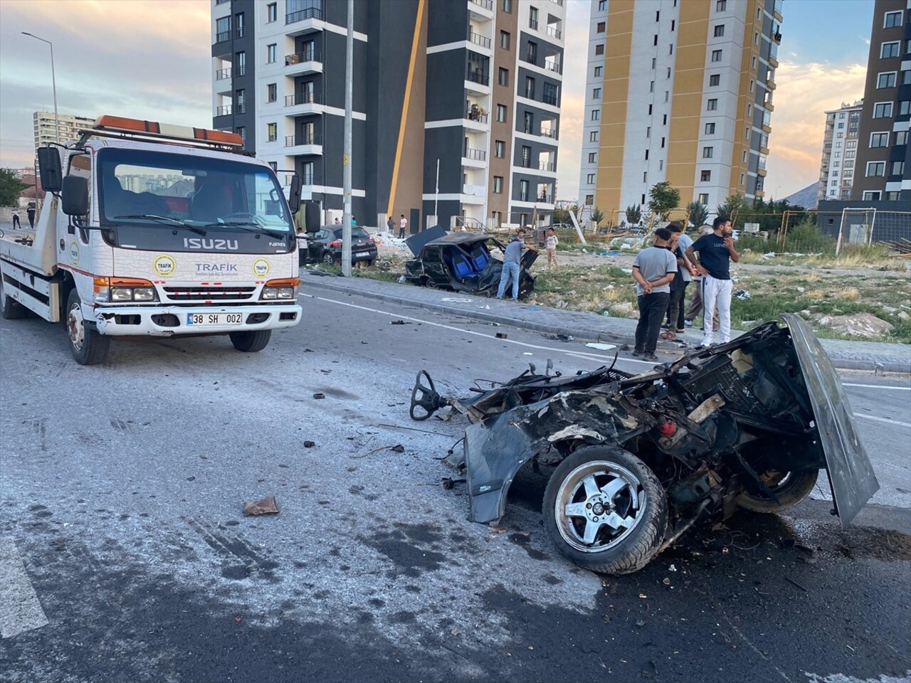 Kayseri'nin merkez Melikgazi ilçesinde 2 otomobilin çarpışması sonucu 3 kişi yaralandı, araçlardan...