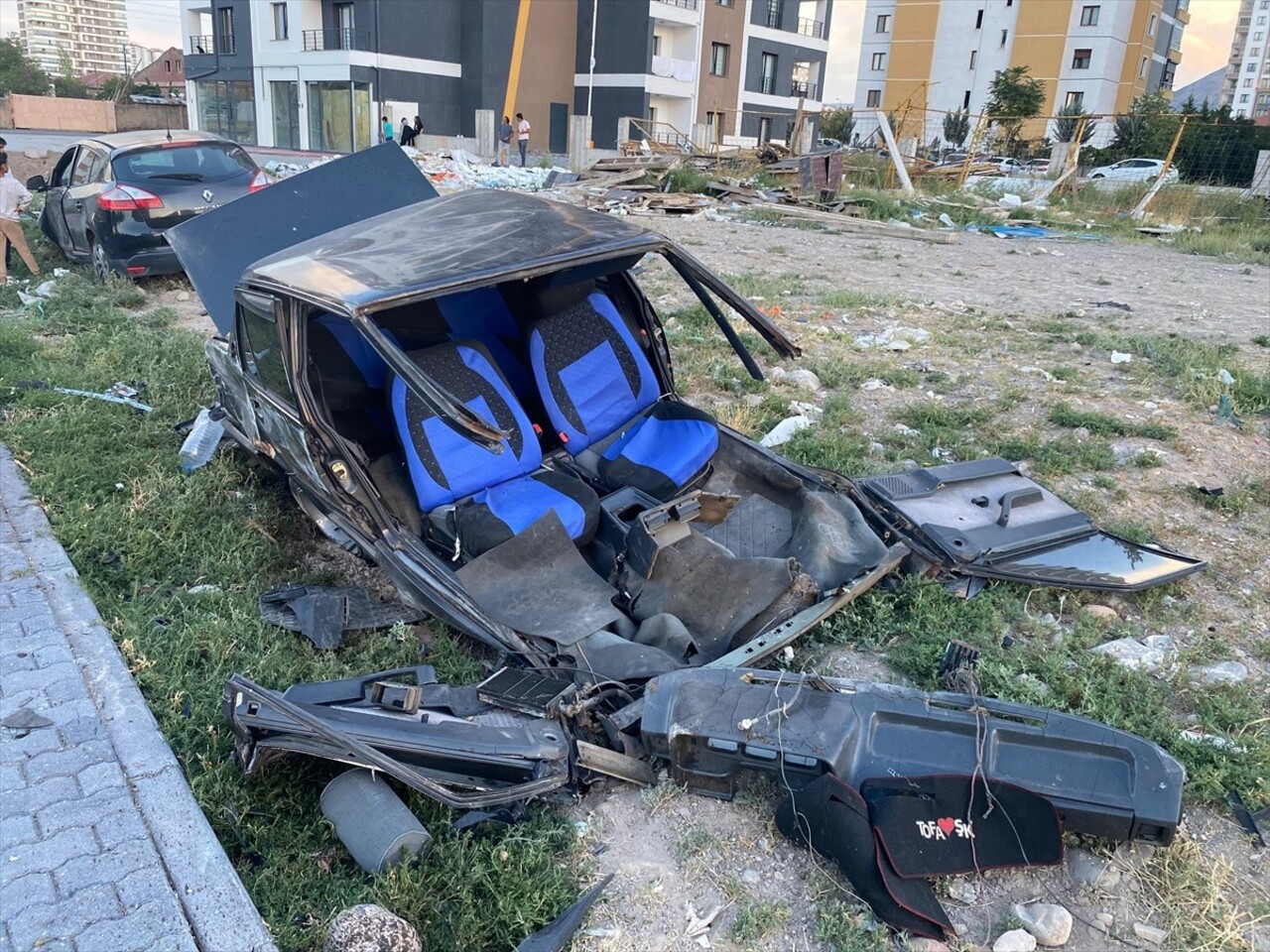 Kayseri'nin merkez Melikgazi ilçesinde 2 otomobilin çarpışması sonucu 3 kişi yaralandı, araçlardan...